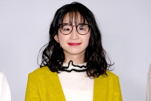 映画『たぶん』公開記念舞台あいさつに登壇しためがね