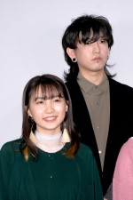 映画『たぶん』公開記念舞台あいさつに登壇したYOASOBI（左からikura、Ayase）