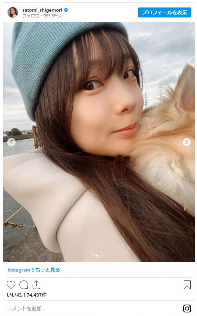 写真）重盛さと美、ニット×パーカー姿 “彼女感”あふれる接近ショットが