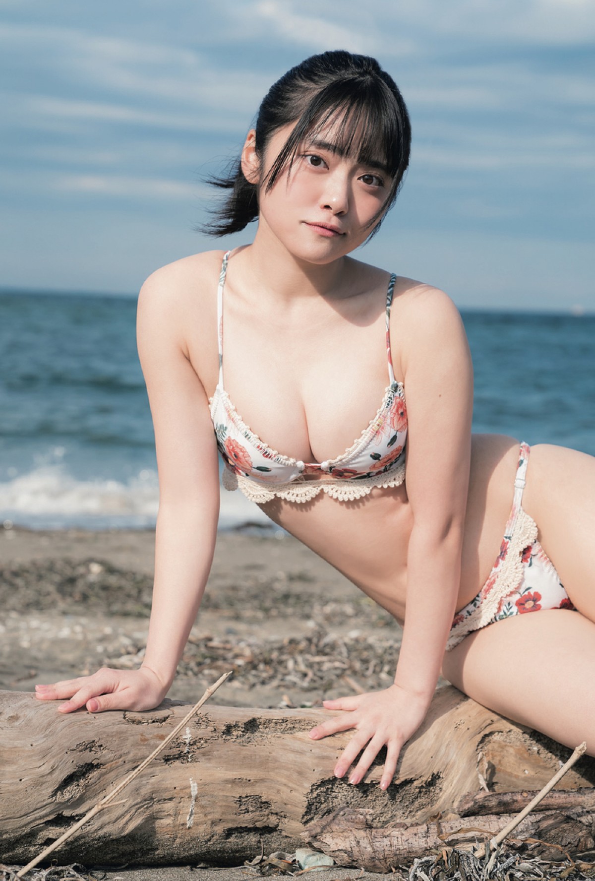日向坂46・齊藤京子、すっぴん寄りの極薄メイク＆キャミワンピで新たな一面