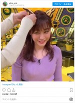 ツノをつけてもらう最中の新井恵理那　※「新井恵理那」インスタグラム