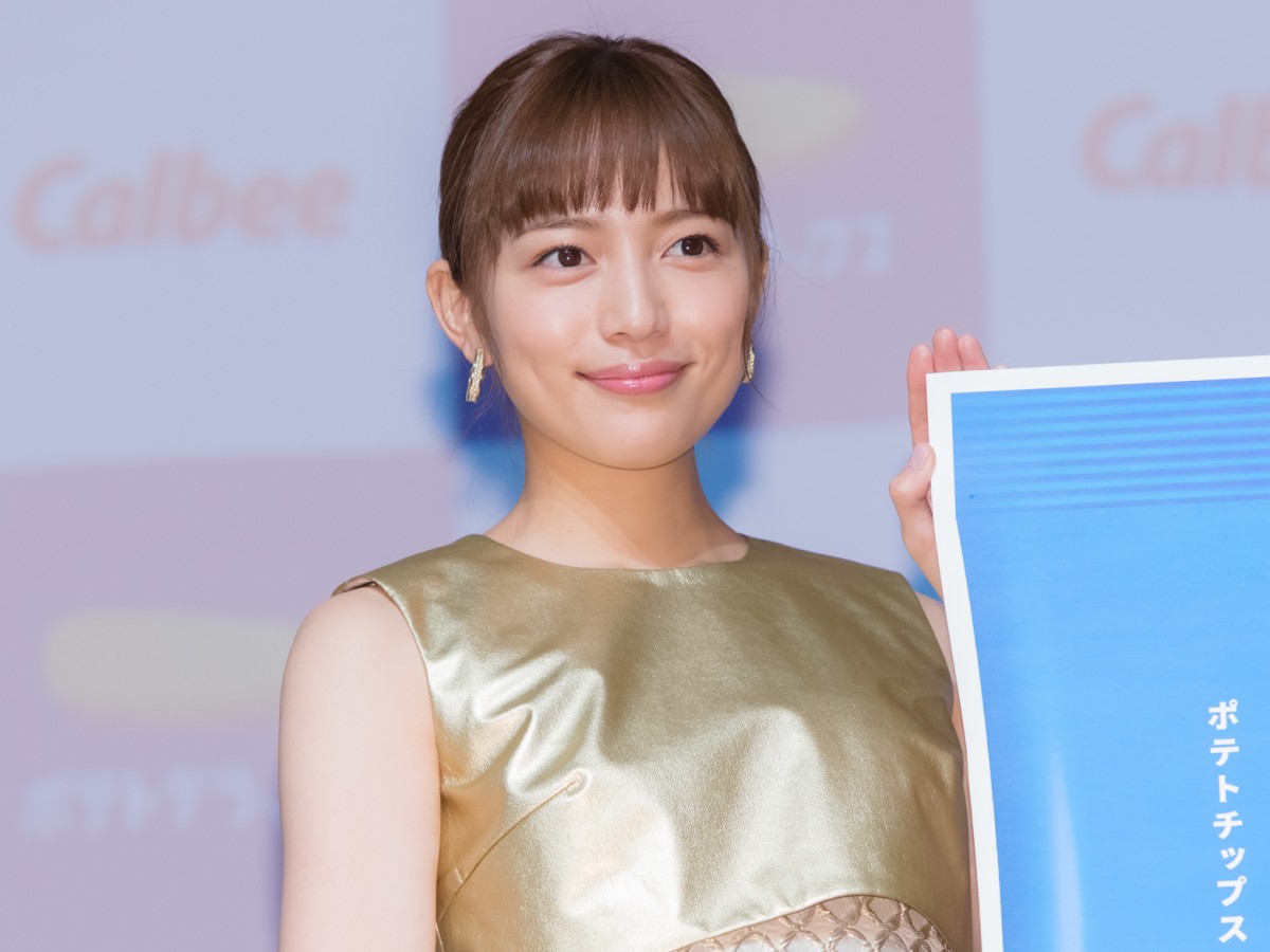 川口春奈、ゴールドドレスできらびやかに登場　今後挑戦してみたいことは「一人旅」