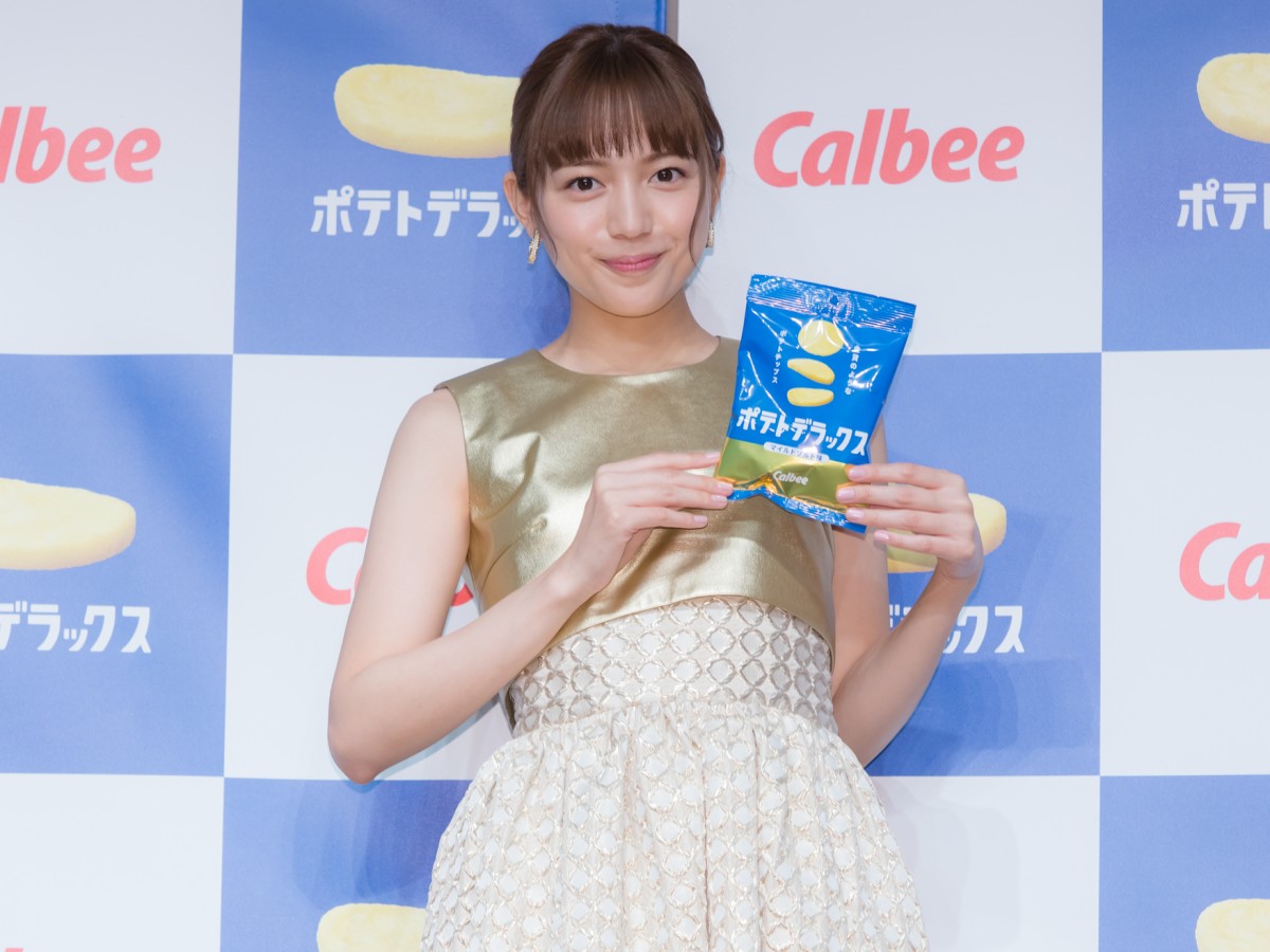 川口春奈、ゴールドドレスできらびやかに登場　今後挑戦してみたいことは「一人旅」