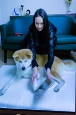 エアウィーヴとの契約更新発表会にオンラインで登場したアリーナ・ザギトワ選手と愛犬マサル