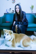 エアウィーヴとの契約更新発表会にオンラインで登場したアリーナ・ザギトワ選手と愛犬マサル