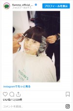 田中みな実、子どものような表情でヘアカット中　※「フラーム」公式インスタグラム