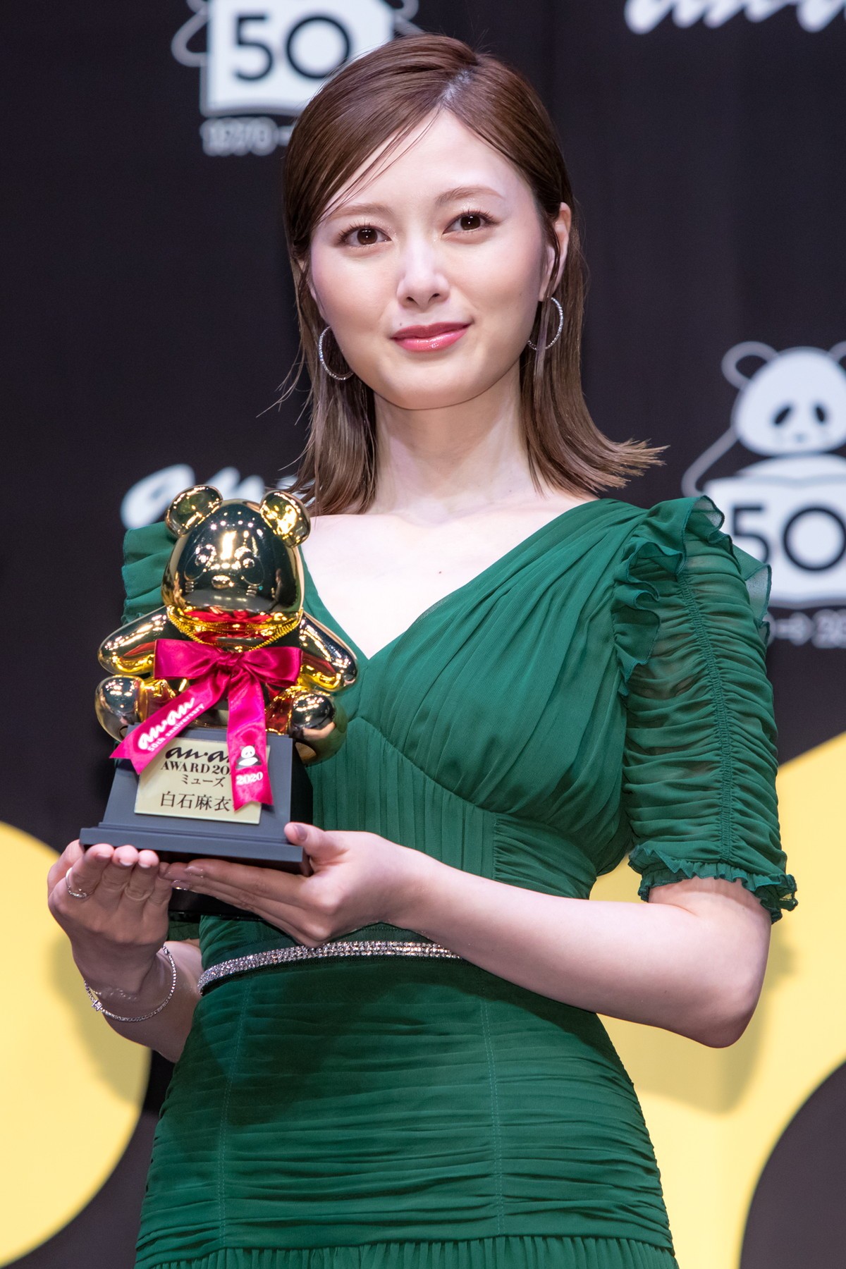 白石麻衣、美しいドレス姿でイベント登場　ソロ活動に「さみしい気持ちはたくさんある」