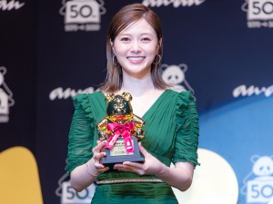 「ananAWARD」授賞式に登場した白石麻衣