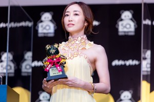 「ananAWARD」授賞式に登場した神崎恵氏