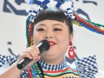 渡辺直美、“人生最長ネイル”で「自炊は捨てました」　存在感きわ立つ白髪にも反響