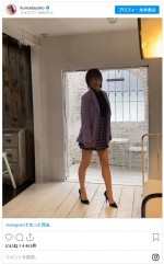 熊田曜子、チェックのミニスカ＆ハイヒール姿　※「熊田曜子」インスタグラム