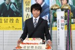 『遺留捜査』シリーズ10周年記念ケーキを前にする上川隆也