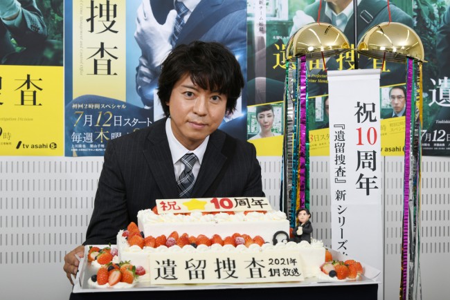 『遺留捜査』シリーズ10周年記念ケーキを前にする上川隆也