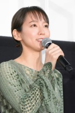 吉岡里帆、映画『泣く子はいねぇが』公開記念舞台あいさつに登壇
