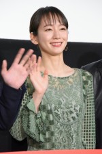 吉岡里帆、映画『泣く子はいねぇが』公開記念舞台あいさつに登壇