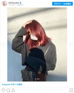 赤色に染めたヘアスタイルを披露した藤田ニコル　※「藤田ニコル」インスタグラム