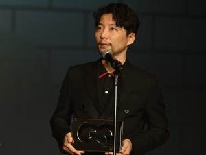 星野源、「GQ MEN OF THE YEAR 2020」授賞式に登場