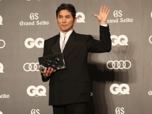 本木雅弘、「GQ MEN OF THE YEAR 2020」授賞式に登場