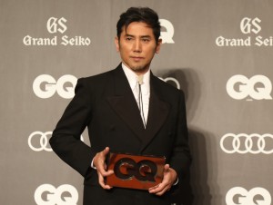 本木雅弘、「GQ MEN OF THE YEAR 2020」授賞式に登場