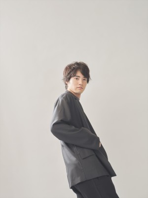 ドラマ『30歳まで童貞だと魔法使いになれるらしい』で主演を務める赤楚衛二