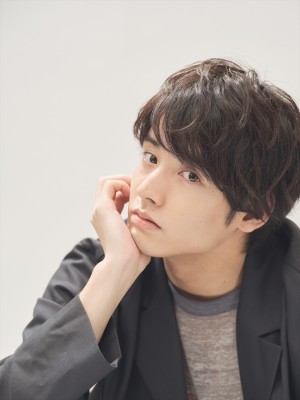 ドラマ『30歳まで童貞だと魔法使いになれるらしい』で主演を務める赤楚衛二