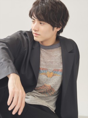 ドラマ『30歳まで童貞だと魔法使いになれるらしい』で主演を務める赤楚衛二