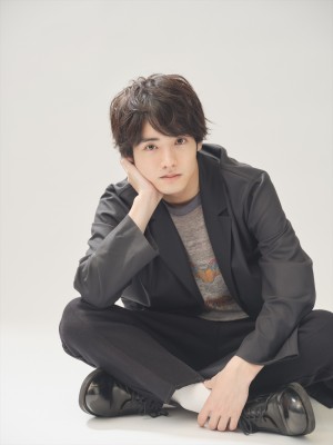 ドラマ『30歳まで童貞だと魔法使いになれるらしい』で主演を務める赤楚衛二