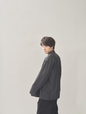 ドラマ『30歳まで童貞だと魔法使いになれるらしい』で主演を務める赤楚衛二