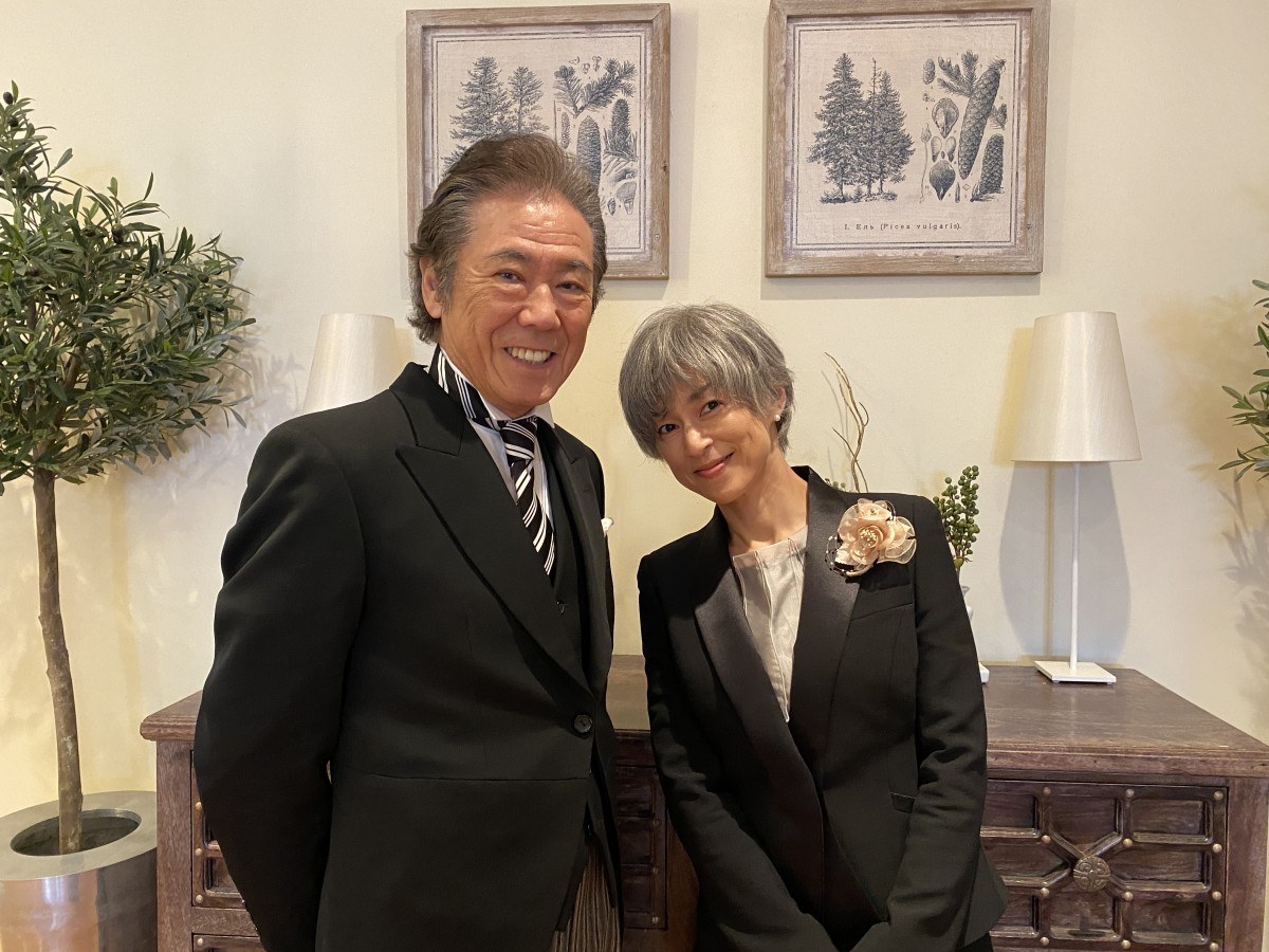 鈴木保奈美＆西岡徳馬、『東京ラブストーリー』以来約29年ぶり共演 『35歳の少女』で記念撮影