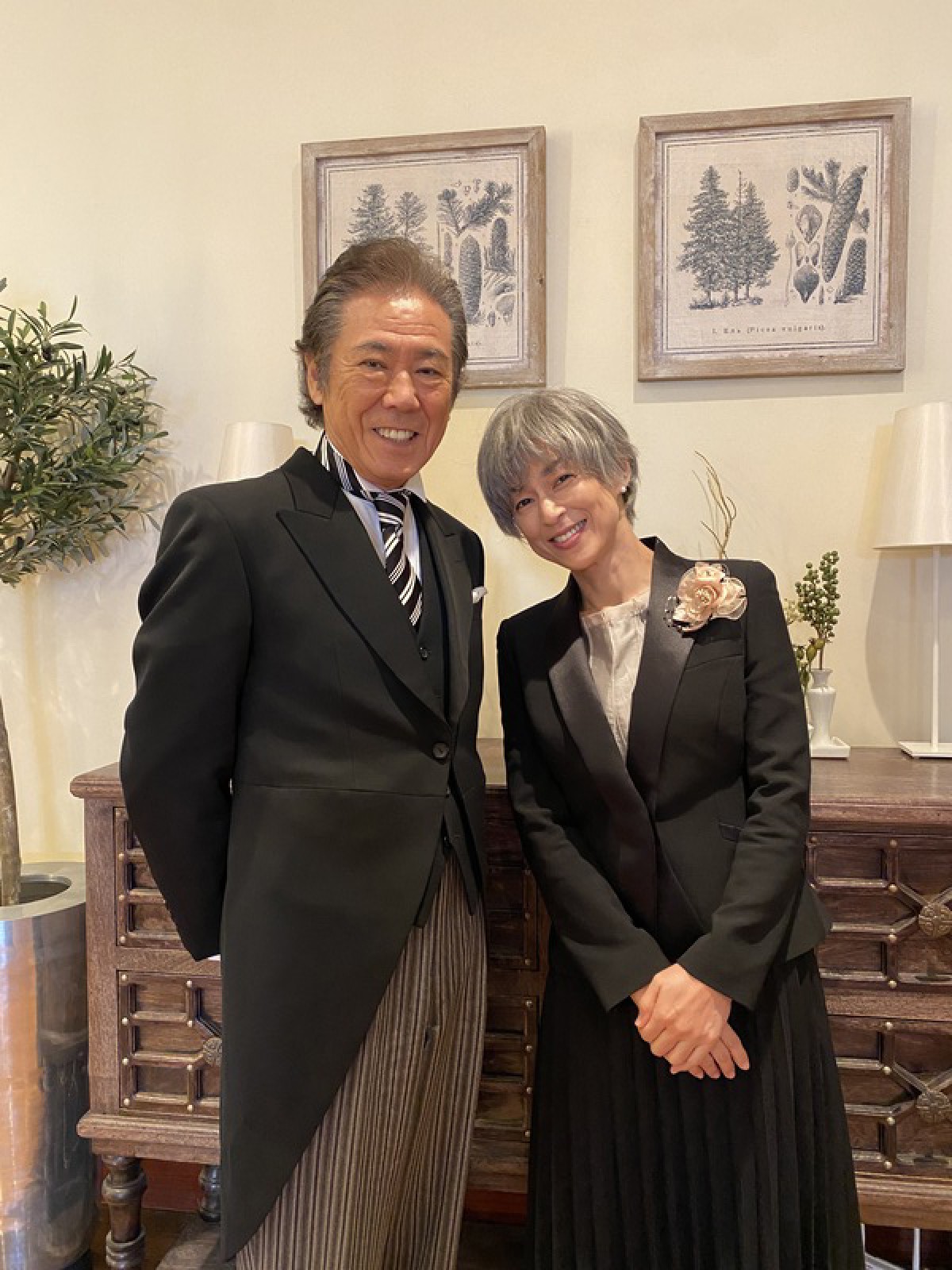 鈴木保奈美＆西岡徳馬、『東京ラブストーリー』以来約29年ぶり共演 『35歳の少女』で記念撮影