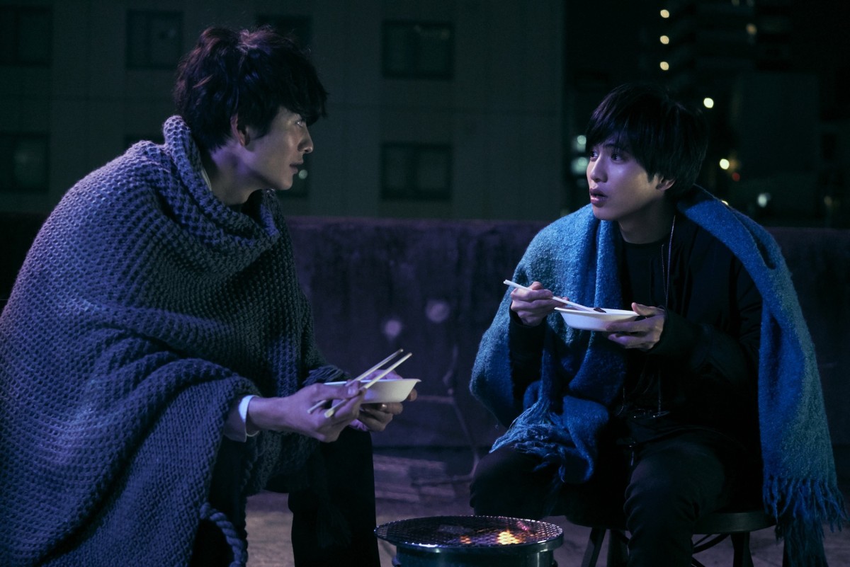 岡田将生×志尊淳の仲むつまじい様子も『さんかく窓の外側は夜』メイキング映像到着　新カットも
