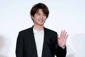 白洲迅、映画『10万分の1』初日舞台あいさつに登壇