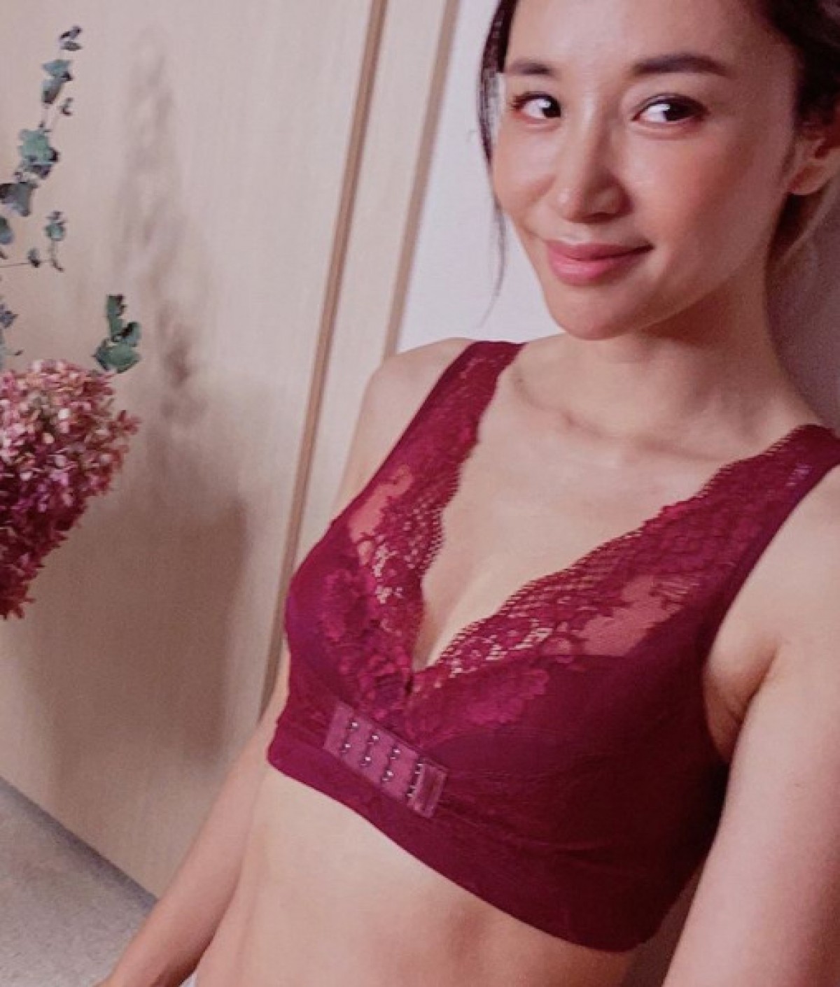 鈴木紗理奈、ナイトブラ姿で美しいバスト披露