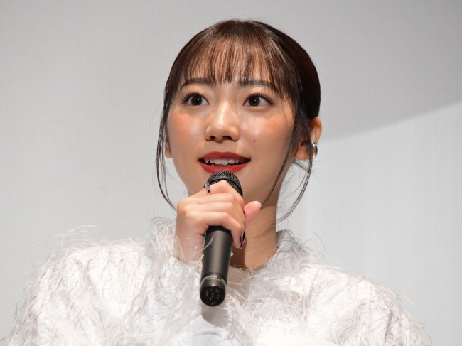 映画『真・鮫島事件』初日舞台あいさつに登場した武田玲奈