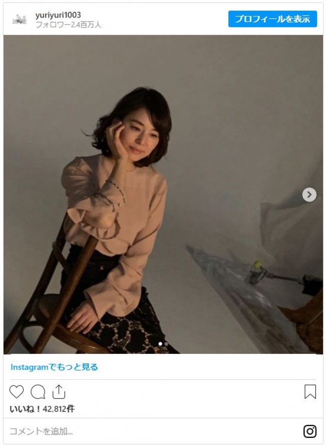 写真）石田ゆり子、エレガントなタイトスカート姿に「素敵」「美しい