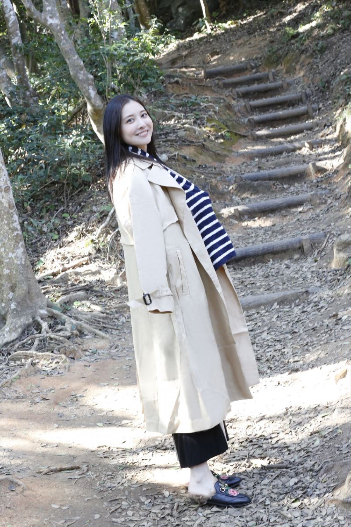 新川優愛を初撮り下ろし　白いワンピースの美麗ショットも