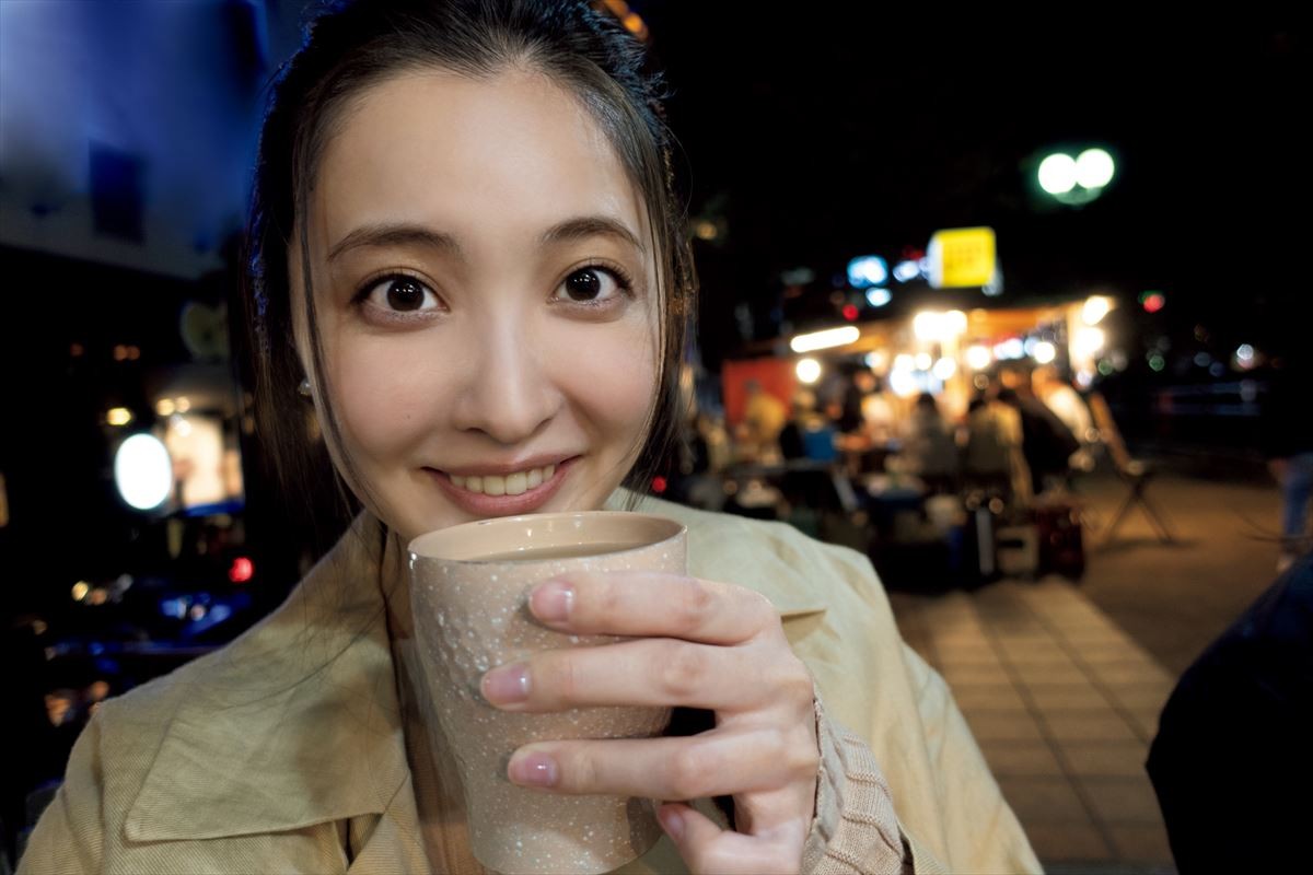 新川優愛を初撮り下ろし　白いワンピースの美麗ショットも