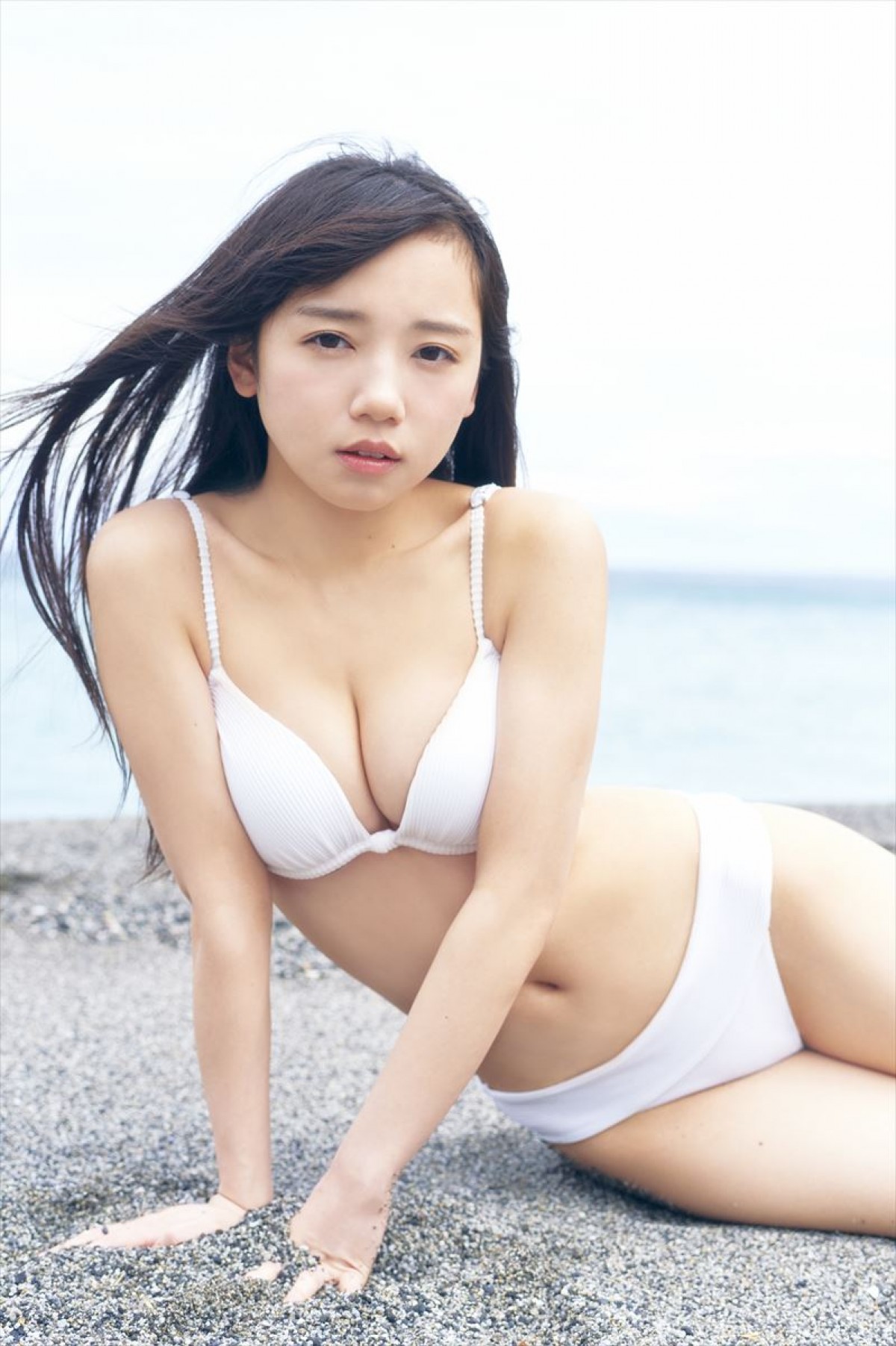 日向坂46・齊藤京子、爽やかな白いビキニ姿　1st写真集解禁カット