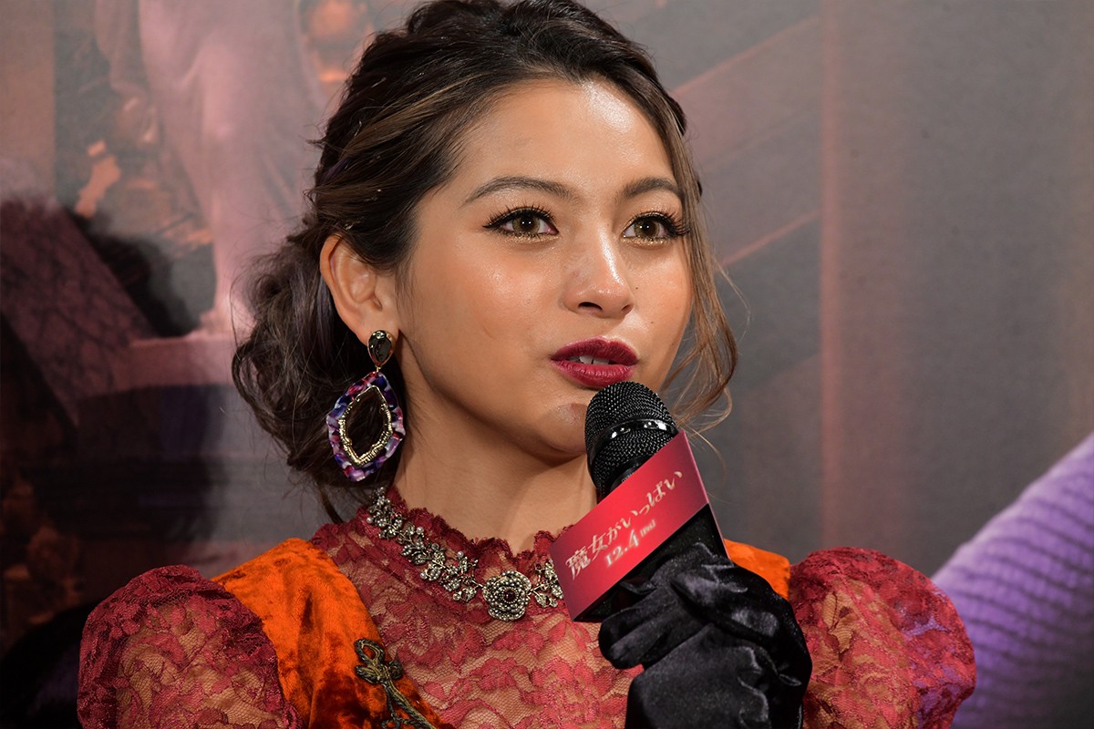 ダレノガレ明美＆ゆきぽよ、魔女をイメージした豪華衣装で登場！ 使いたい魔法を明かす