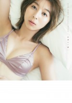 飯田里穂 20th Anniversary PHOTOBOOK『永遠と一瞬』表紙ビジュアル