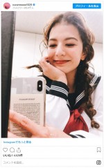 スザンヌ、セーラー服＆おさげショットがかわいい　※「スザンヌ」インスタグラム