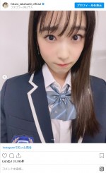 高橋ひかるのキュートな制服ショット　※「高橋ひかる」インスタグラム