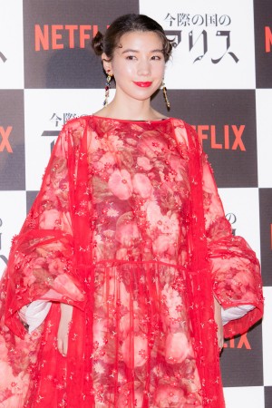 ドラマ『今際の国のアリス』プレミアイベントに登場した仲里依紗