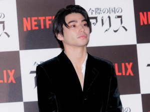 ドラマ『今際の国のアリス』プレミアイベントに登場した村上虹郎