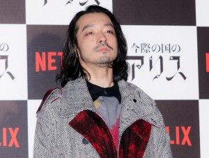 ドラマ『今際の国のアリス』プレミアイベントに登場した金子ノブアキ