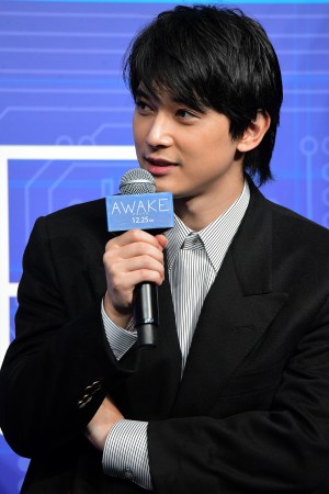 映画『AWAKE』完成報告会見に登場した吉沢亮