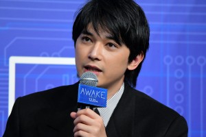 映画『AWAKE』完成報告会見に登場した吉沢亮