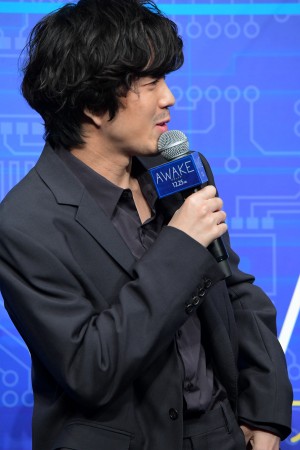 映画『AWAKE』完成報告会見に登場した若葉竜也