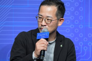 映画『AWAKE』完成報告会見に登場した山田篤宏監督