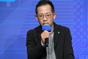 映画『AWAKE』完成報告会見に登場した山田篤宏監督